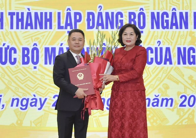 Thống đốc Nguyễn Thị Hồng đã trao quyết định và chúc mừng tân Phó Thống đốc Nguyễn Ngọc Cảnh