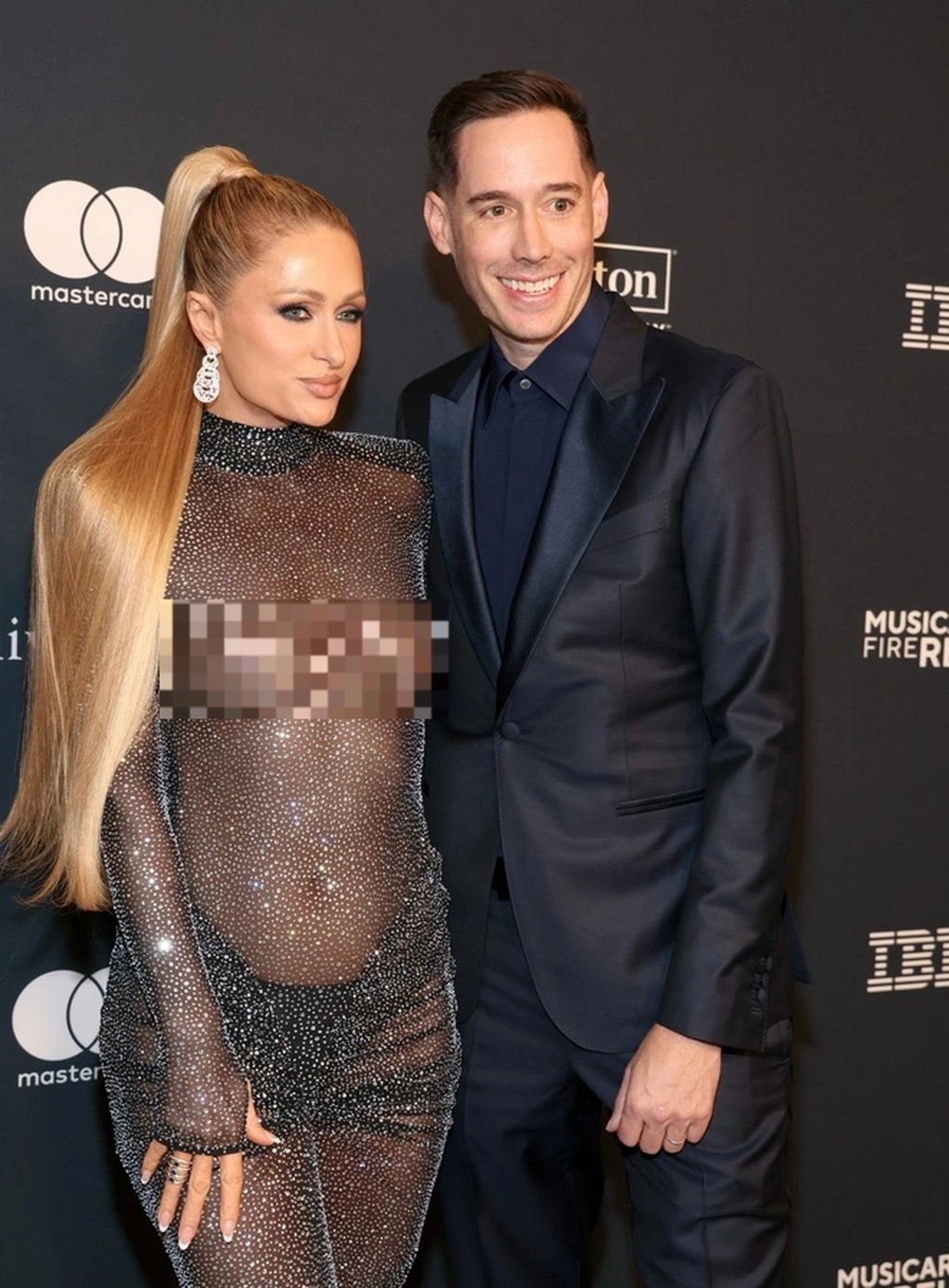 Paris Hilton mặc xuyên thấu, sánh đôi cùng ông xã trên thảm đỏ - 1 Paris Hilton mặc xuyên thấu, sánh đôi cùng ông xã trên thảm đỏ - 1