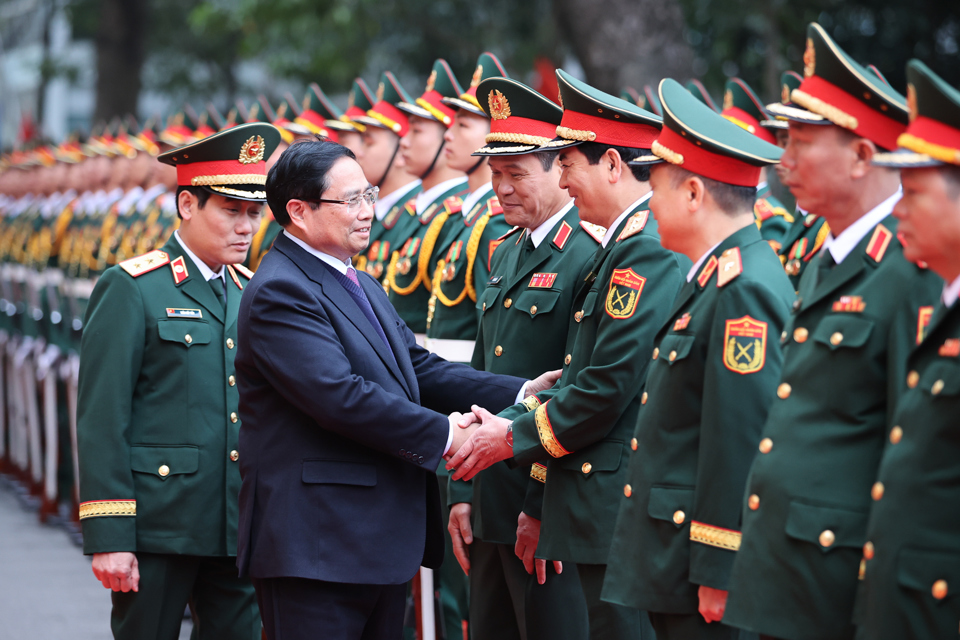 Thủ tướng Phạm Minh Chính tới thăm, động viên đội ngũ cán bộ, bác sĩ, chiến sĩ, nhân viên y tế, người lao động của Học viện Quân y - Ảnh: VGP/Nhật Bắc  