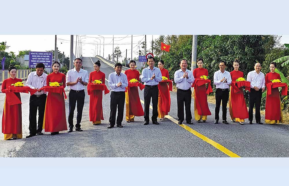 Lãnh đạo tỉnh và huyện Châu Thành cắt băng thông xe đường ô tô về trung tâm xã Phú Hữu, Phú Tân, huyện Châu Thành, Hậu Giang