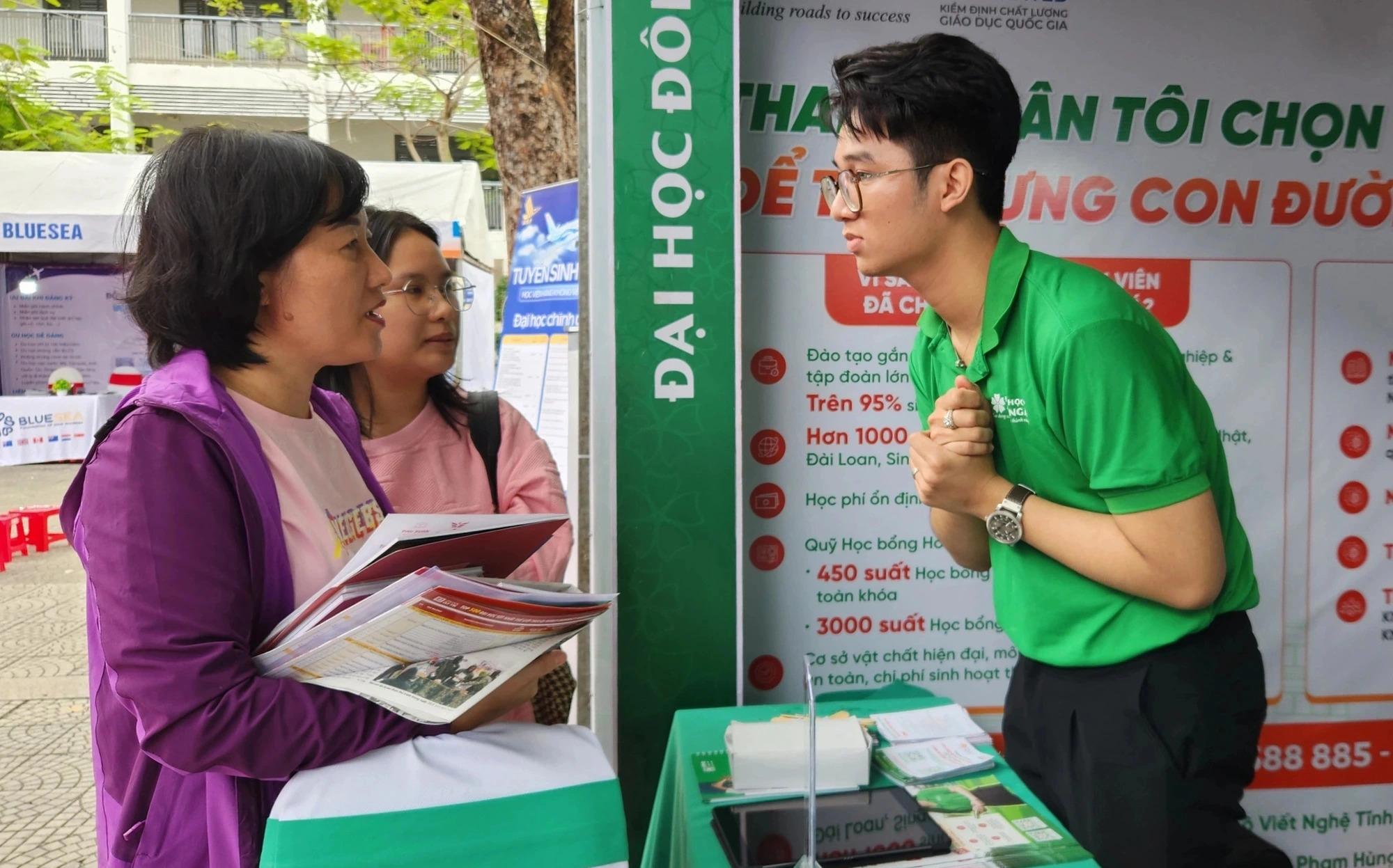 Phụ huynh dắt con 'gõ cửa' gian hàng tư vấn để chọn ngành học - Ảnh 1.