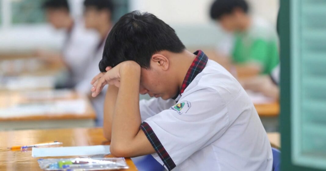 Phụ huynh ứa nước mắt vì có tiền cũng không tìm được chỗ học thêm cho con