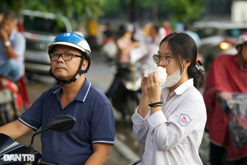 Phụ huynh ứa nước mắt vì có tiền cũng không tìm được chỗ học thêm cho con - 1 Phụ huynh ứa nước mắt vì có tiền cũng không tìm được chỗ học thêm cho con - 1