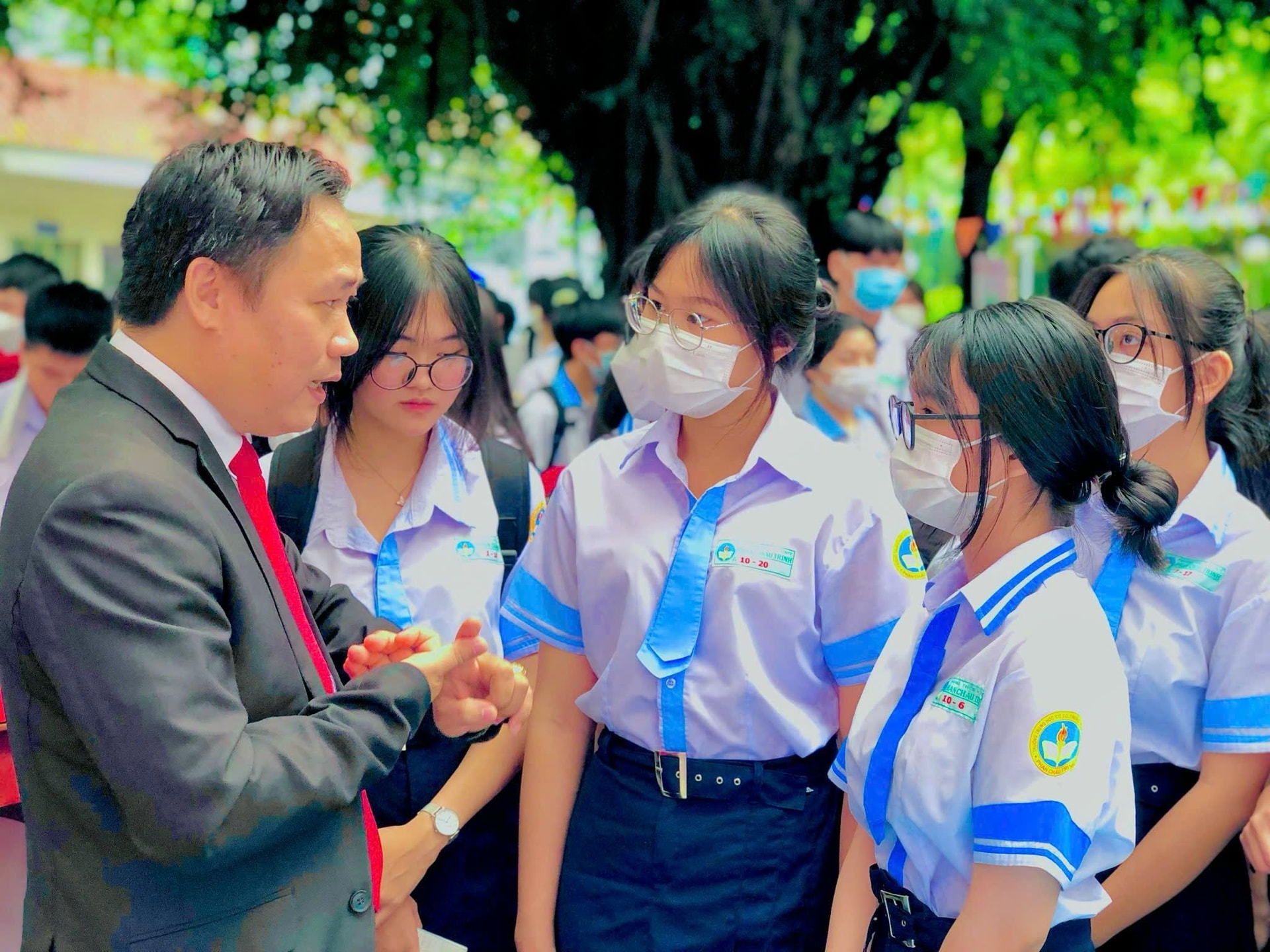 Thạc sĩ Phạm Doãn Nguyên, Phó hiệu trưởng Trường ĐH Kinh tế - Tài chính TPHCM tư vấn tuyển sinh cho thí sinh.