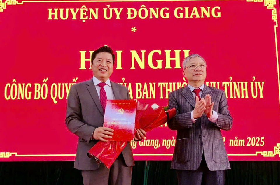 Ông Nguyễn Đức Dũng, Phó Bí thư Thường trực Tỉnh ủy Quảng Nam trao quyết định và tặng hoa chúc mừng ông A Vô Tô Phương.