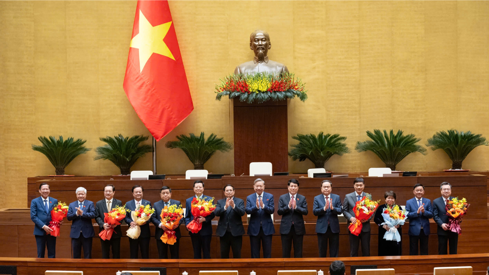 Tổng Bí thư Tô Lâm, Chủ tịch nước Lương Cường, Thủ tướng Chính phủ Phạm Minh Chính, Chủ tịch Quốc hội Trần Thanh Mẫn chúc mừng các chức danh mới được bầu, phê chuẩn và miễn nhiệm. Ảnh: Quochoi.vn