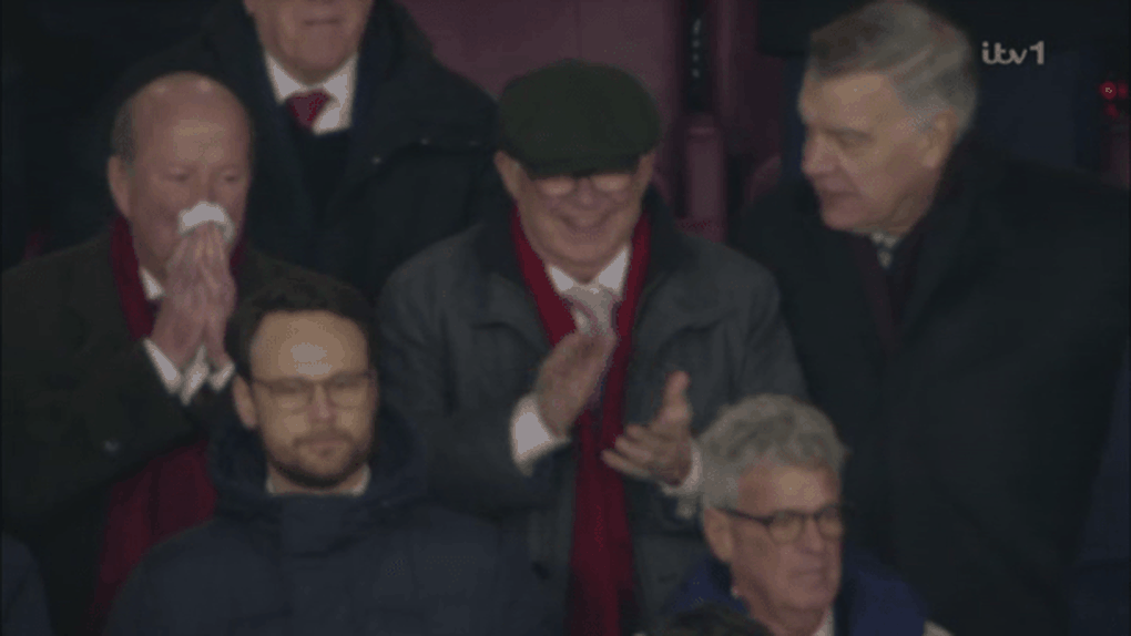 Sir Alex Ferguson ngáp ngắn ngáp dài khi xem Man Utd thi đấu - 2 Sir Alex Ferguson ngáp ngắn ngáp dài khi xem Man Utd thi đấu - 2