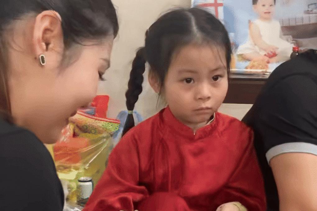 Sự thật video bé gái ở Thái Nguyên thất thần khi nộp tiền lì xì cho mẹ - 1 Sự thật video bé gái ở Thái Nguyên thất thần khi nộp tiền lì xì cho mẹ - 1