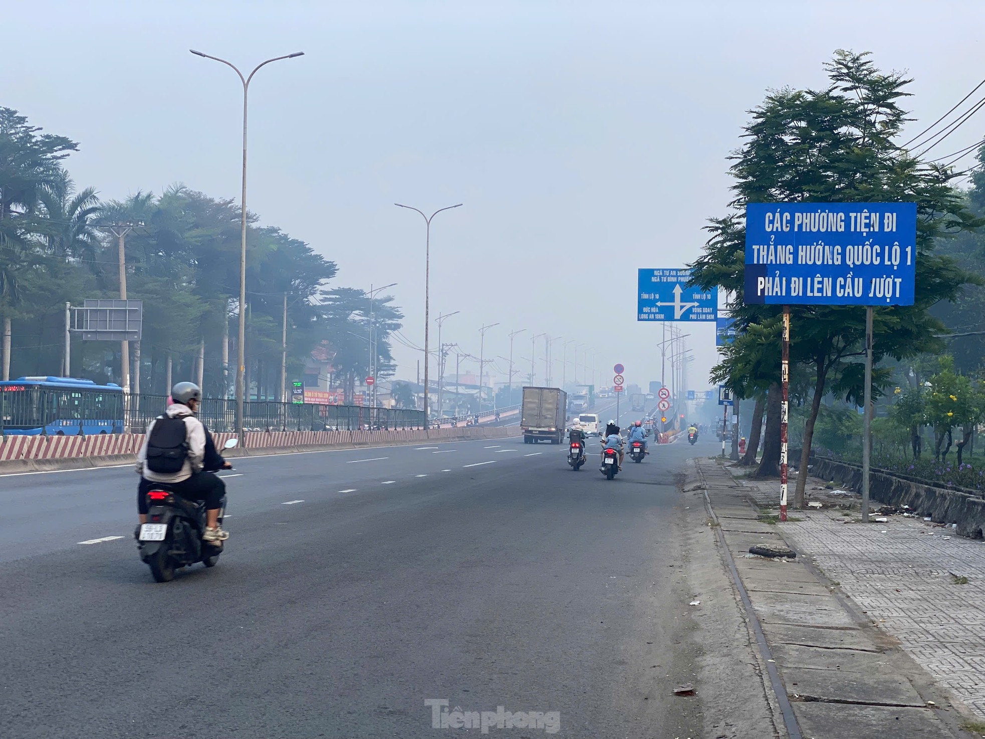 TPHCM chìm trong sương mù, nồng độ bụi mịn ở mức cao ảnh 1