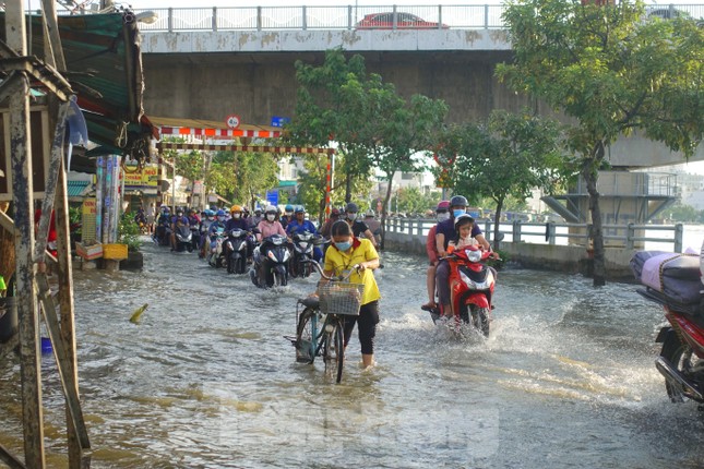 TPHCM đón đỉnh triều cường ở mức báo động ảnh 1