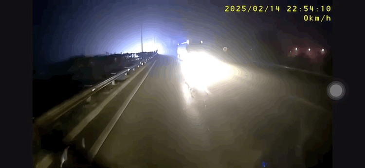VIDEO: Tài xế xe khách chạy ngược chiều trên cao tốc- Ảnh 1. VIDEO: Tài xế xe khách chạy ngược chiều trên cao tốc- Ảnh 1.