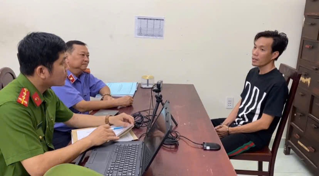 Tạm giam người đàn ông ghẹo cô gái, phá quán ăn ở TPHCM - 1 Tạm giam người đàn ông ghẹo cô gái, phá quán ăn ở TPHCM - 1