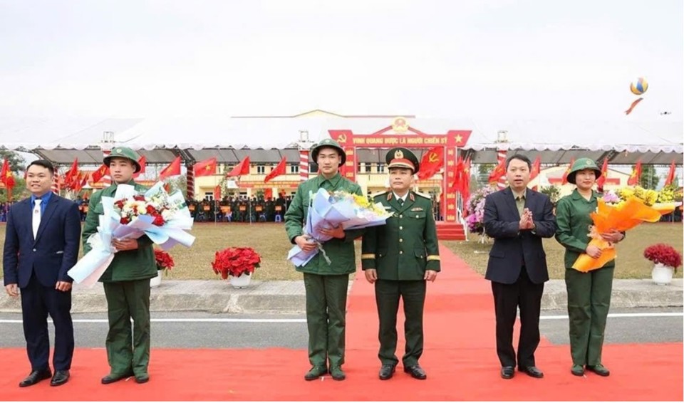 Chủ tịch UBND tỉnh Thái Nguyên Nguyễn Huy Dũng và các đại biểu tặng hoa động viên các tân binh tại thành phố Thái Nguyên.