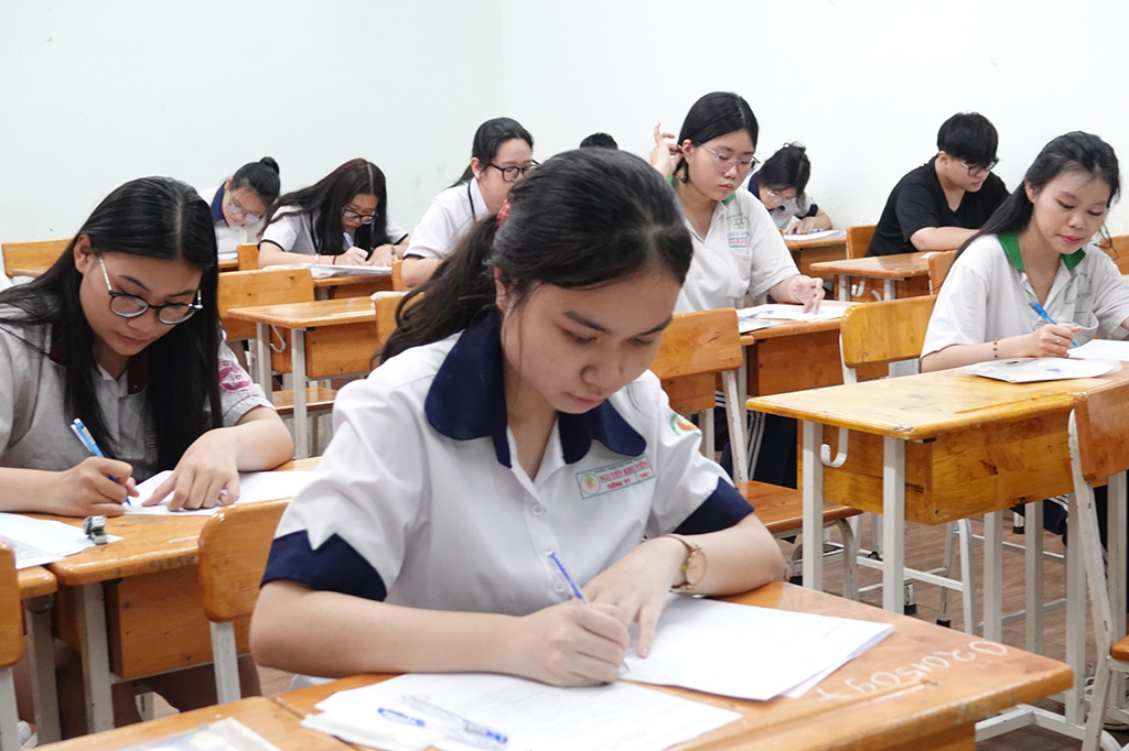 Giảm dạy thêm, học thêm: Tăng tự học, thay đổi cách ra đề thi - Ảnh 1.