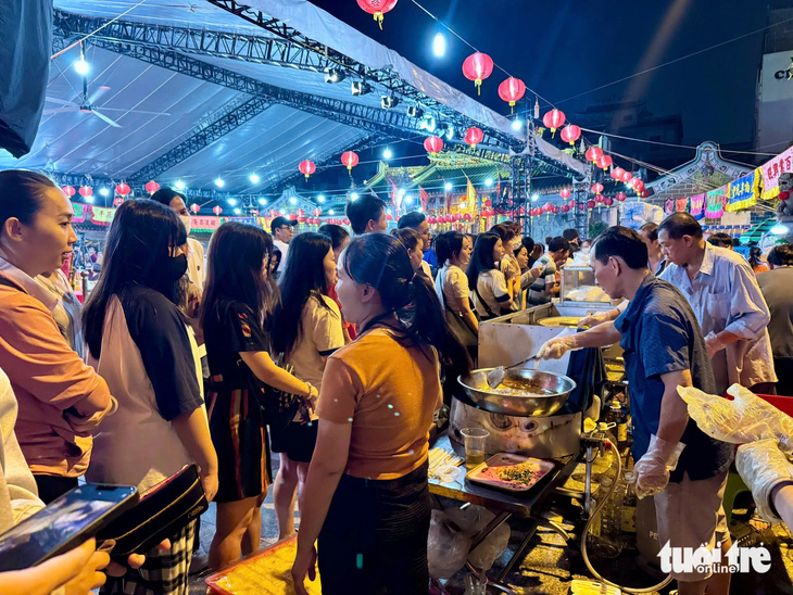 Người dân TP.HCM chờ cả tiếng để mua tàu hũ vàng Triều Châu bán mỗi năm một lần ở Hội quán Nghĩa An - Ảnh 1. Người dân TP.HCM chờ cả tiếng để mua tàu hũ vàng Triều Châu bán mỗi năm một lần ở Hội quán Nghĩa An - Ảnh 1.