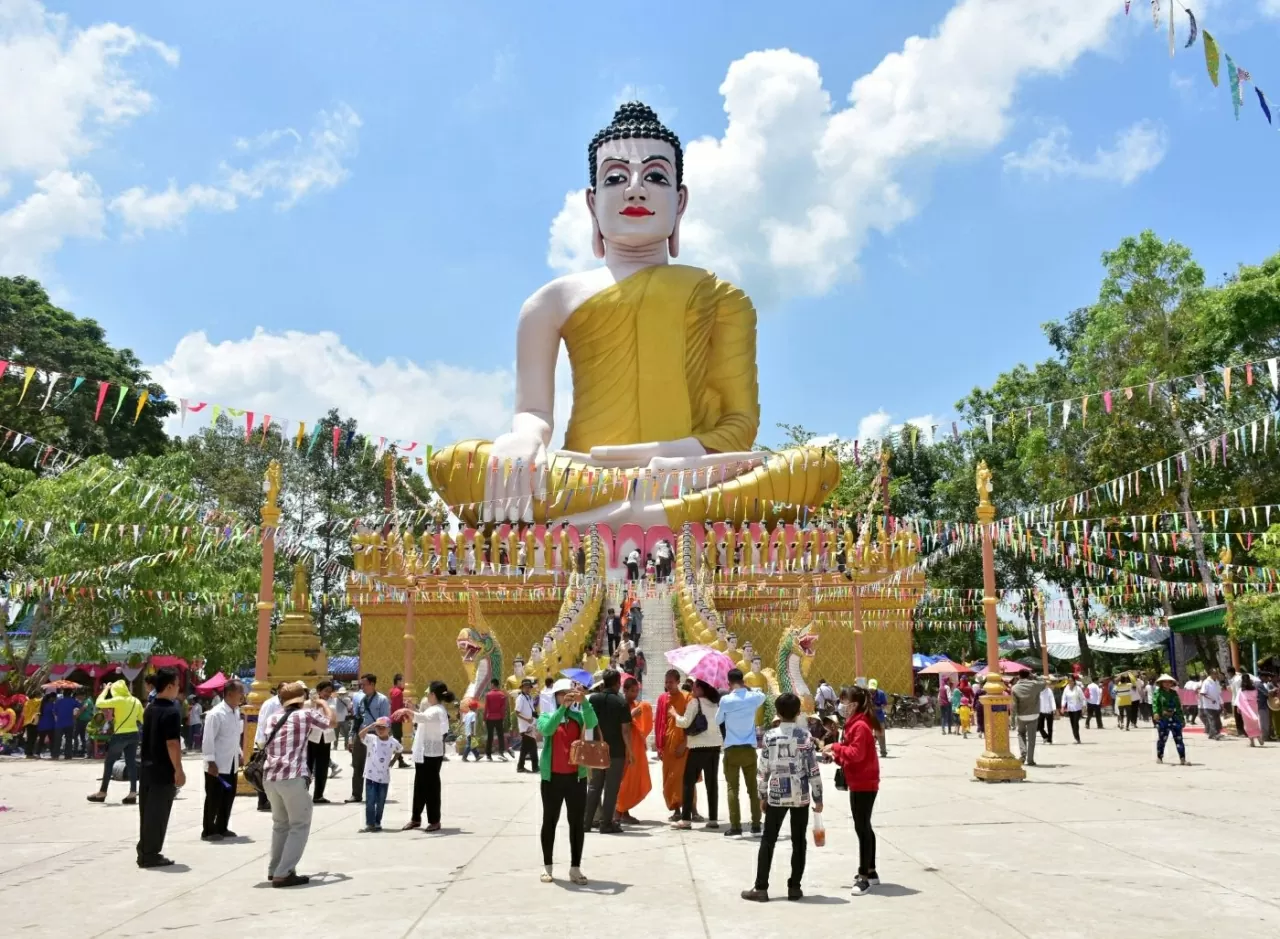 Nhiều chùa Khmer ở các phum sóc tỉnh Sóc Trăng được trang trí đẹp mắt để đón Xuân. (Ảnh: Phương Nghi)