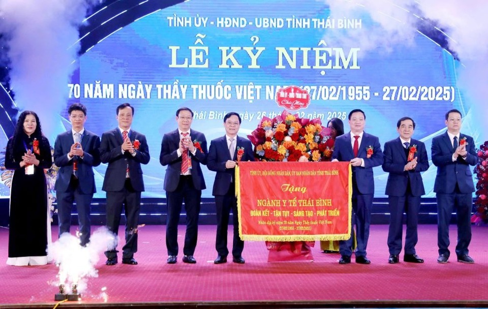 Lãnh đạo Tỉnh ủy - HĐND - UBND tỉnh Thái Bình tặng hoa, trướng chúc mừng ngành y tế. Ảnh: Nam Hồng