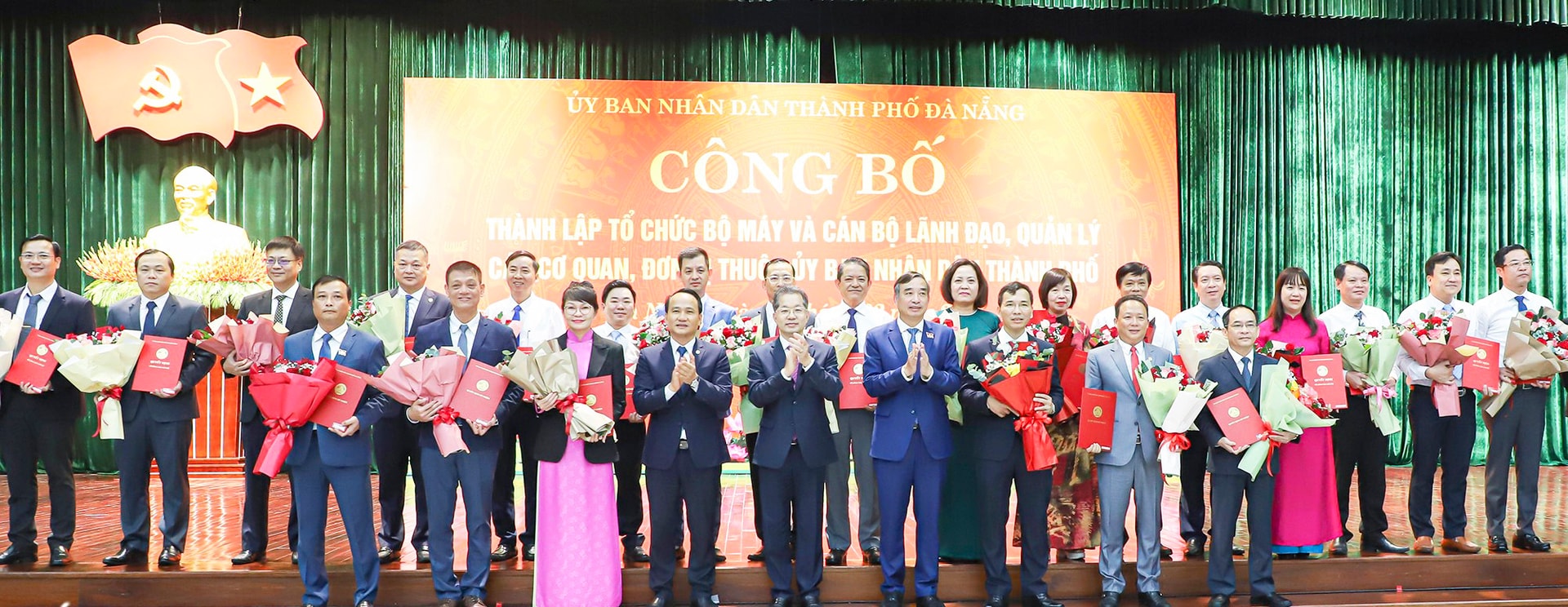 Bí thư Thành ủy Đà Nẵng Nguyễn Văn Quảng; Phó Bí thư Thường trực Thành ủy Đà Nẵng, Bí thư Đảng ủy Các cơ quan Đảng thành phố Nguyễn Đình Vĩnh; Chủ tịch UBND thành phố Đà Nẵng Lê Trung Chinh, chúc mừng các nhân sự chủ chốt vừa được bổ nhiệm. Ảnh: Sở Nội vụ Đà Nẵng.