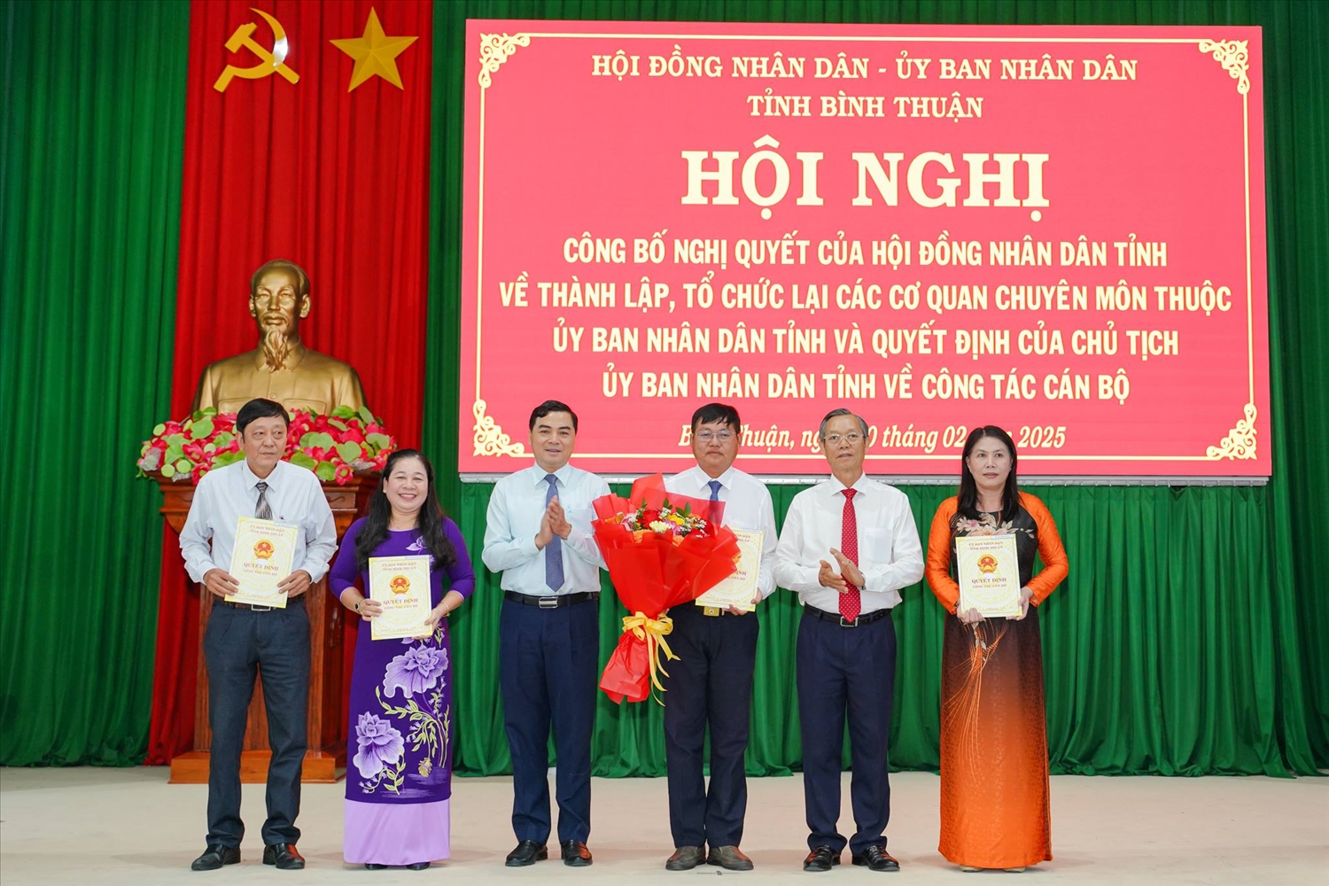 Lãnh đạo tỉnh Bình Thuận trao quyết định bổ nhiệm lãnh đạo Sở Dân tộc và Tôn giáo.