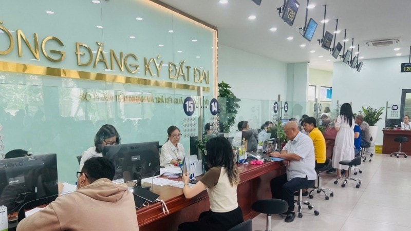 Thành phố Hồ Chí Minh tinh gọn bộ máy để phục vụ người dân tốt hơn. Ảnh chụp tại Văn phòng đăng ký đất đai thành phố Thủ Đức. (Ảnh: Tùng Quang)