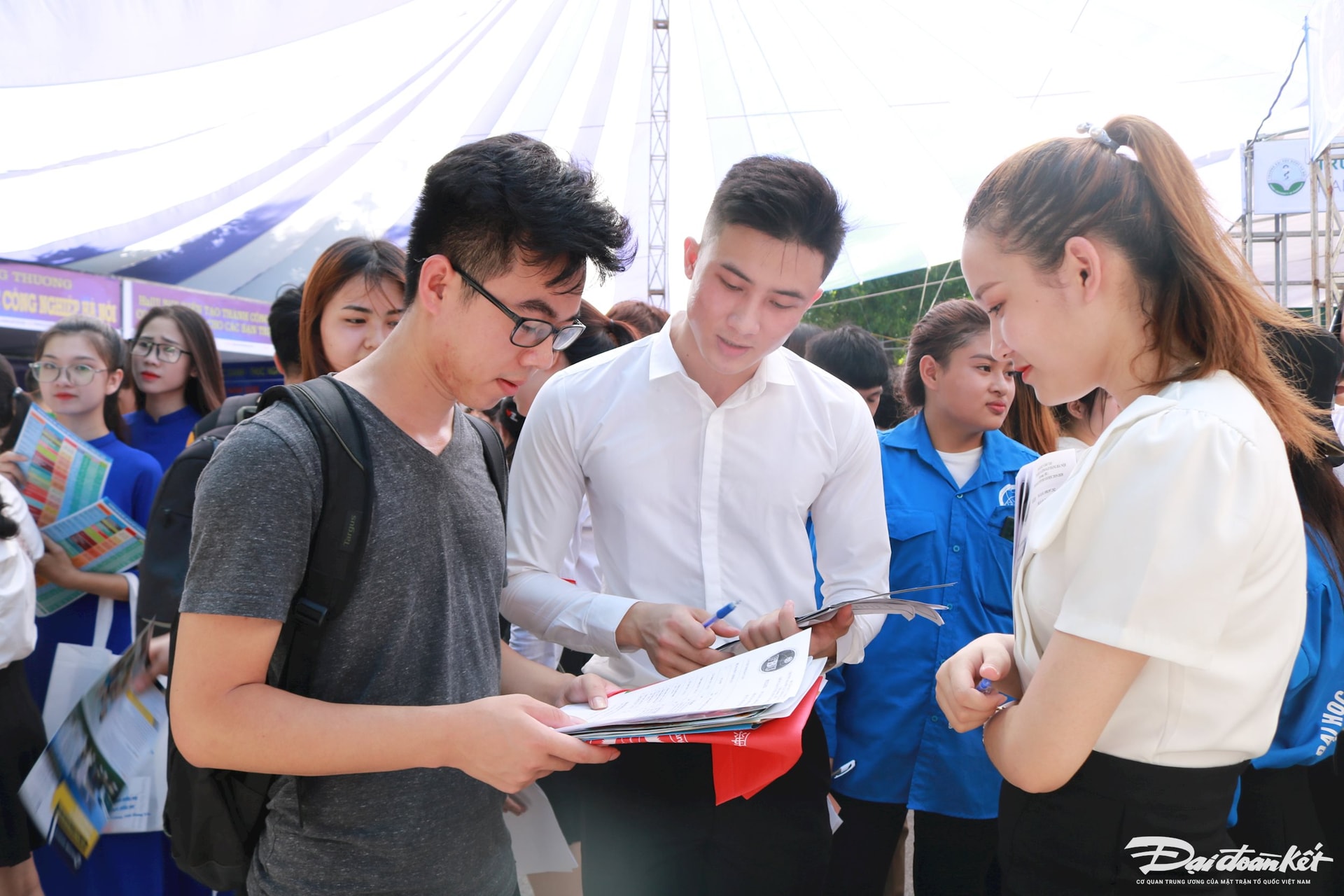 Thí sinh tìm hiểu thông tin tuyển sinh của các trường đại học.