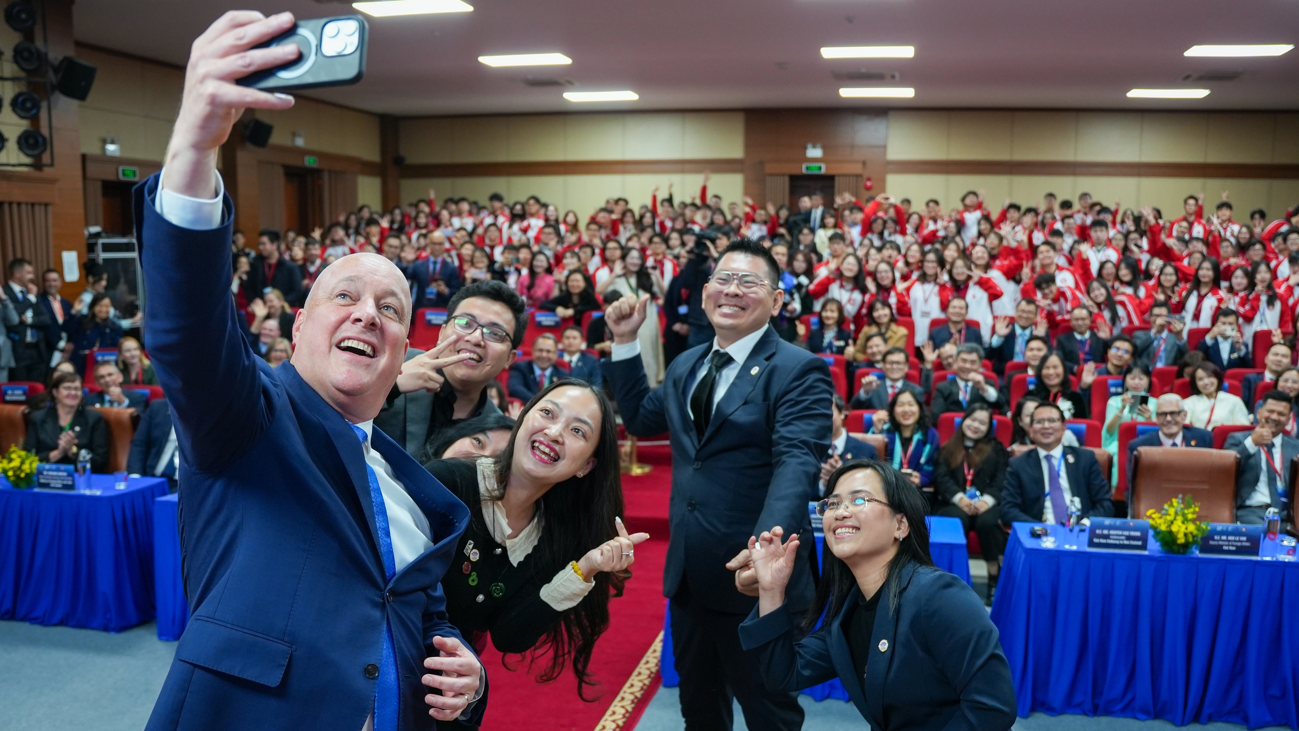 Thủ tướng New Zealand 'selfie' với sinh viên Trường ĐH Ngoại thương- Ảnh 1.