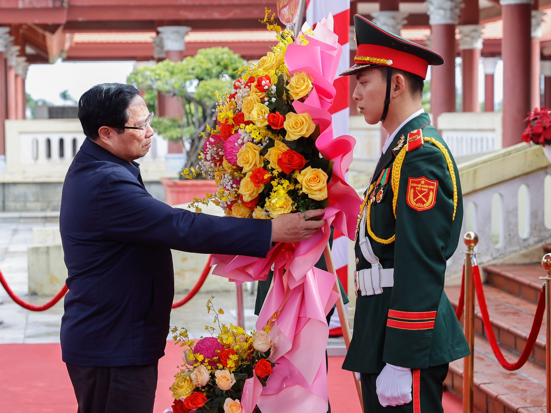 Thủ tướng Phạm Minh Chính dâng hương tại khu lưu niệm đồng chí Phạm Văn Đồng- Ảnh 1.