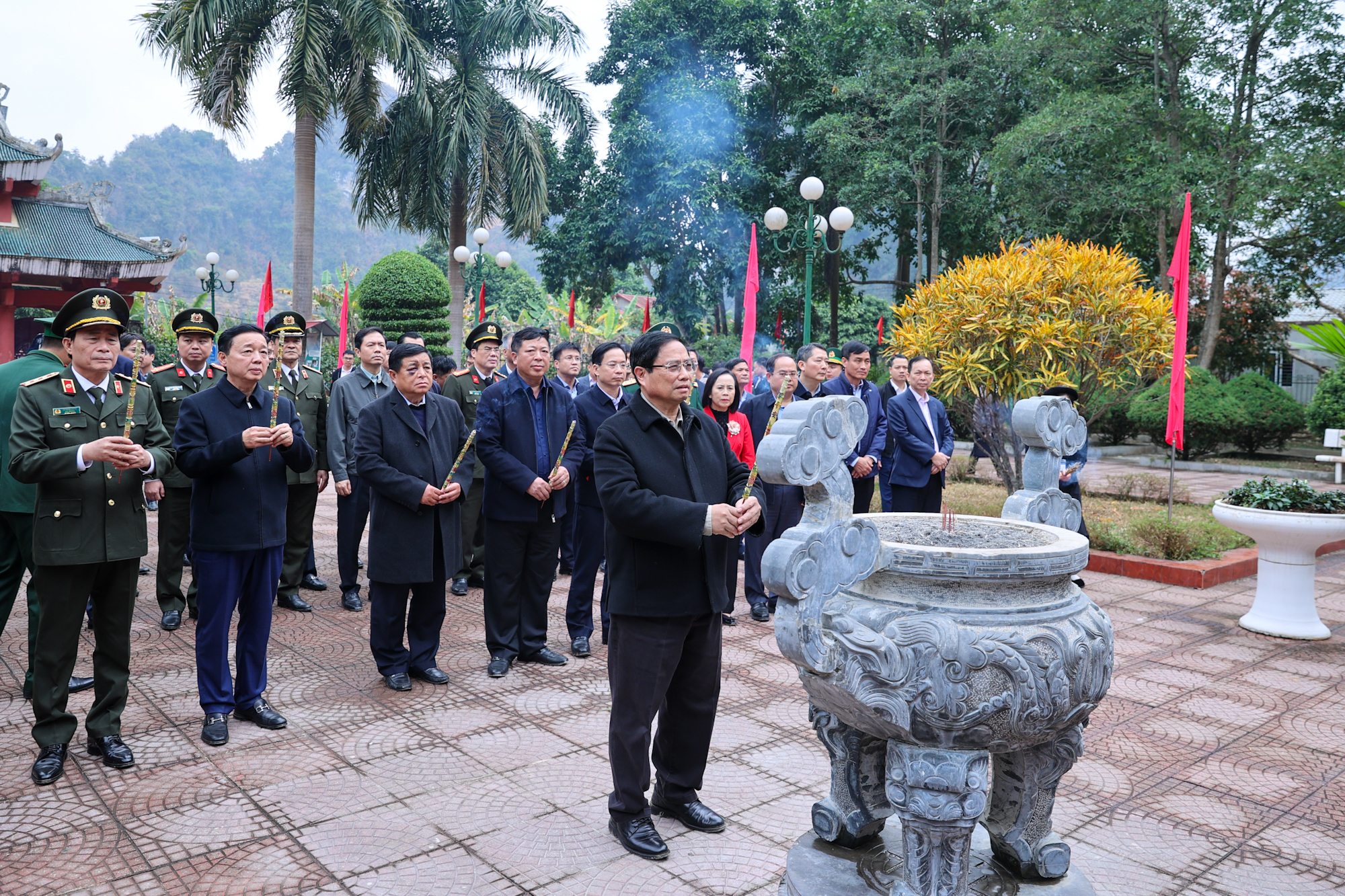 Thủ tướng dâng hương tại Nhà tưởng niệm Chủ tịch Hồ Chí Minh với chiến dịch Biên giới- Ảnh 1.