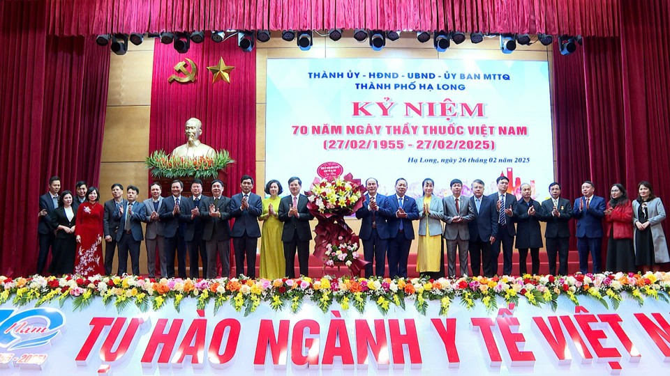 TP Hạ Long kỷ niệm Ngày Thầy thuốc Việt Nam. Ảnh: Vĩnh Quân