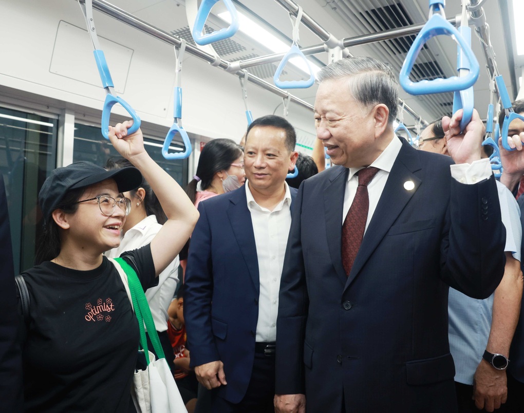 Tổng Bí thư Tô Lâm đi Metro số 1 TPHCM, trò chuyện với người dân - 1