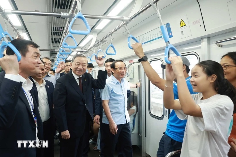 Tổng Bí thư Tô Lâm đi tàu Metro số 1 Thành phố Hồ Chí Minh và trò chuyện với người dân. (Ảnh: Thống Nhất/TTXVN)