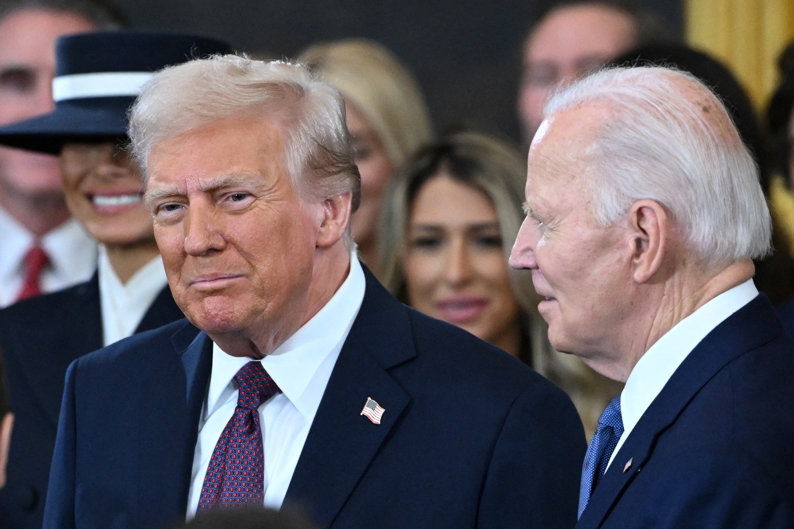 Tổng thống Trump cắt quyền tiếp cận thông tin mật của ông Biden để trả đũa- Ảnh 1.