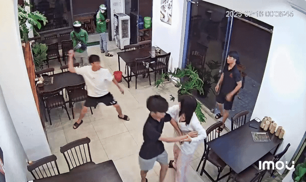 Trêu ghẹo cô gái và bị phản ứng, người đàn ông đập phá quán ăn ở TPHCM - 1 Trêu ghẹo cô gái và bị phản ứng, người đàn ông đập phá quán ăn ở TPHCM - 1