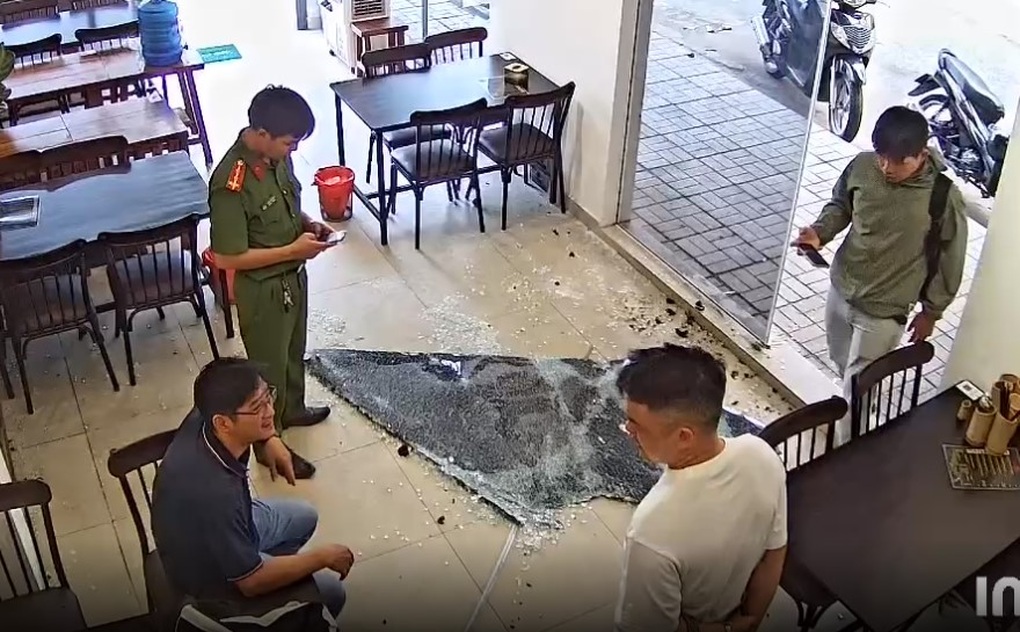Trêu ghẹo cô gái và bị phản ứng, người đàn ông đập phá quán ăn ở TPHCM - 2 Trêu ghẹo cô gái và bị phản ứng, người đàn ông đập phá quán ăn ở TPHCM - 2