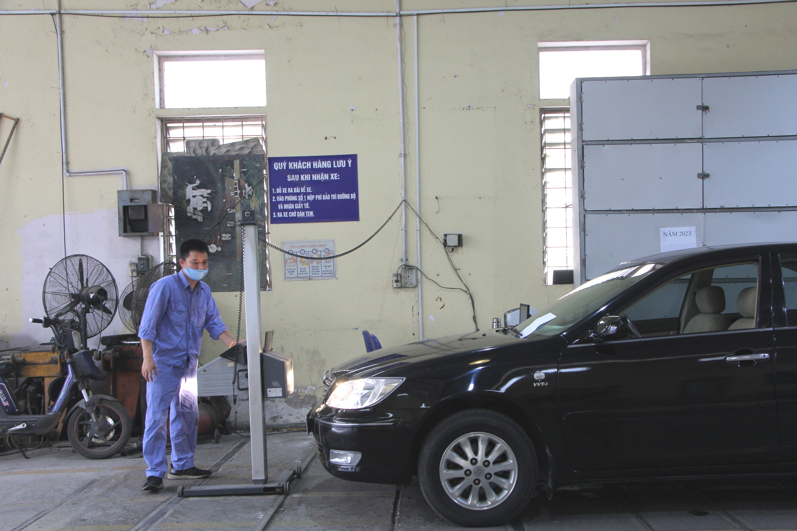 Trung tâm đăng kiểm vắng vẻ ngày làm việc đầu năm mới- Ảnh 1. Trung tâm đăng kiểm vắng vẻ ngày làm việc đầu năm mới- Ảnh 1.