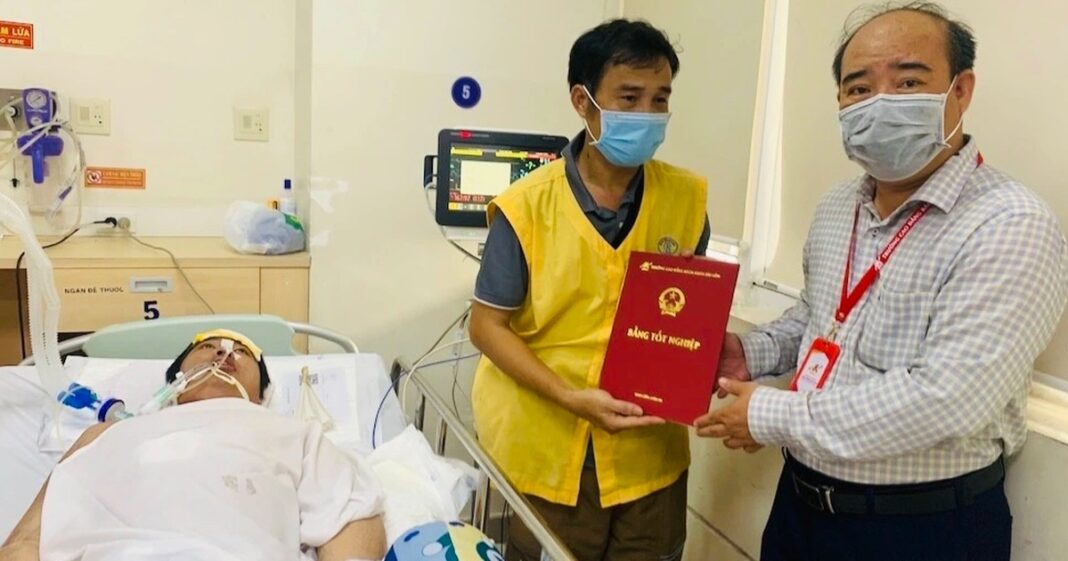 Trường trao bằng tốt nghiệp cho sinh viên bị ung thư bên giường bệnh