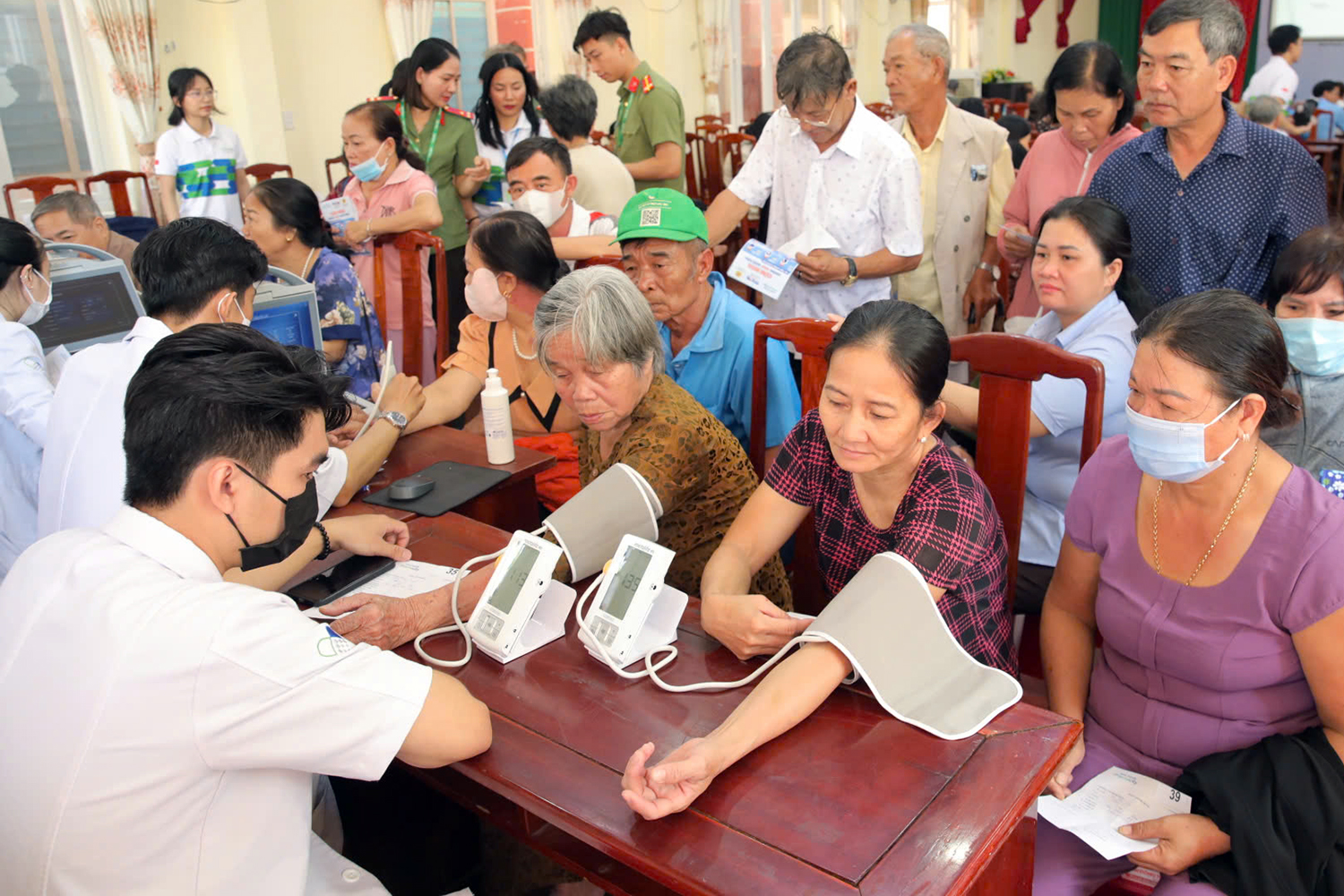 Tư vấn phòng chống bệnh cúm mùa cho người cao tuổi ở Bình Phước - Ảnh 1.