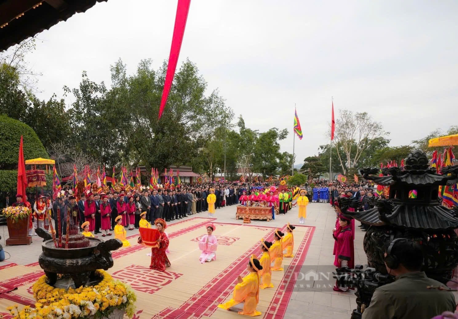 Vẻ đẹp nữ sinh có giọng đọc ấm, trong veo làm Tế nữ quan tại Phú Thọ nổi rần rần trên mạng xã hội- Ảnh 1.