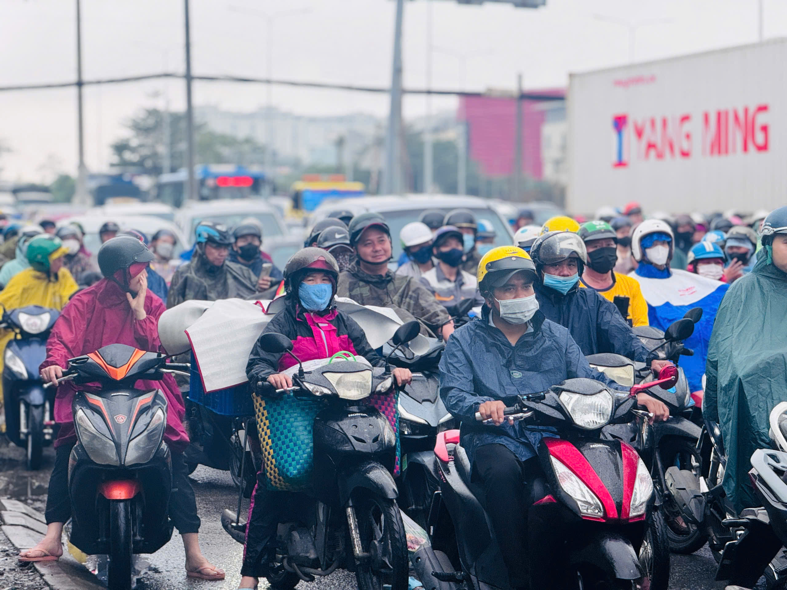 Vì sao có hầm chui hơn 800 tỷ, nút giao Nguyễn Văn Linh - Nguyễn Hữu Thọ vẫn ùn tắc?- Ảnh 3.