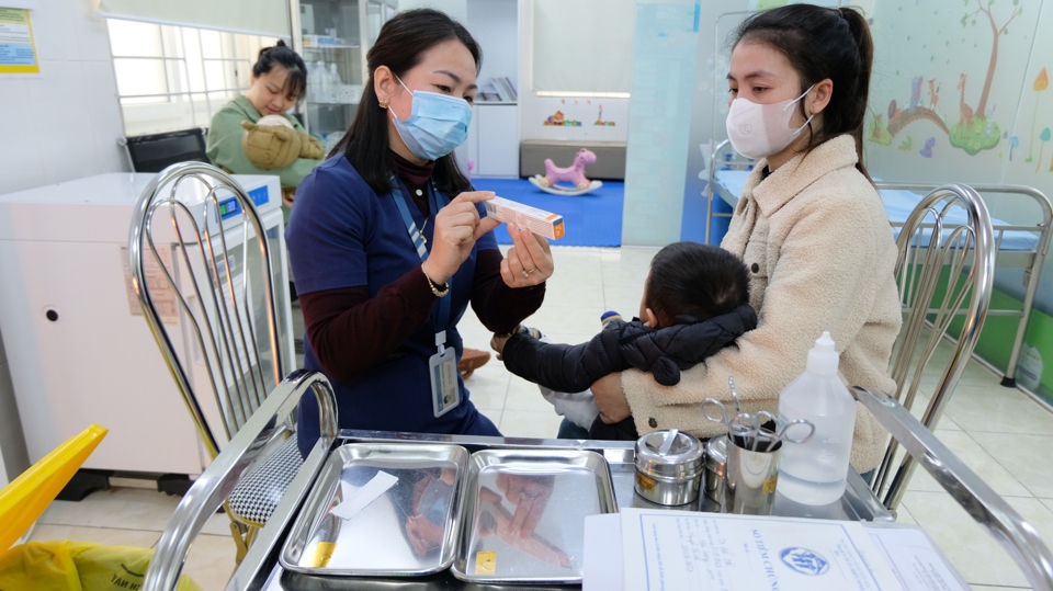 Người dân trên địa bàn huyện Sóc Sơn (Hà Nội) đến tiêm phòng cúm mùa tại các cơ sở y tế địa phương. Ảnh: Tùng Nguyễn/kinhtedothi.vn