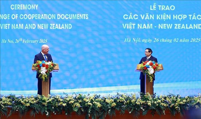 Thủ tướng Phạm Minh Chính và Thủ tướng New Zealand Christopher Luxon tuyên bố nâng cấp quan hệ Việt Nam - New Zealand lên Đối tác chiến lược toàn diện. Ảnh: Dương Giang/TTXVN