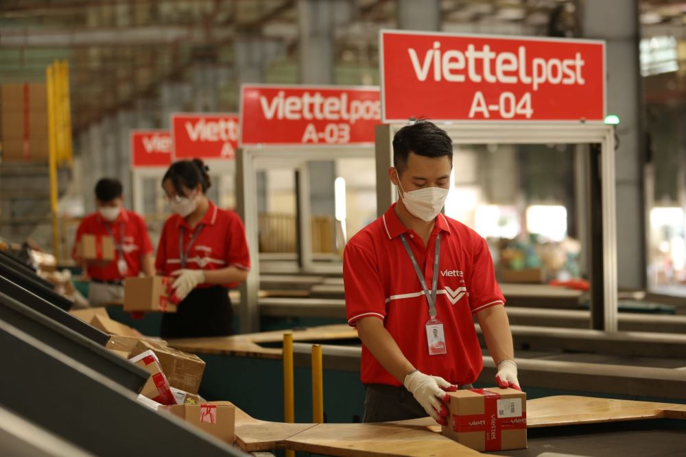 Là một trong những doanh nghiệp chuyển phát hàng đầu tại Việt Nam, Viettel Post sở hữu hơn 8.200 điểm cung cấp dịch vụ, 40.000 nhân sự phục vụ tại địa chỉ khách hàng và hệ thống kho trải dài trên 63 tỉnh thành.