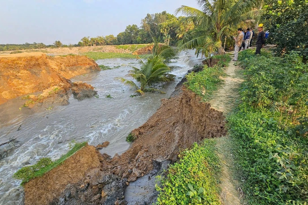 Vỡ bờ sông nhà Lê ở Thanh Hóa, nước đổ về cuồn cuộn - 1