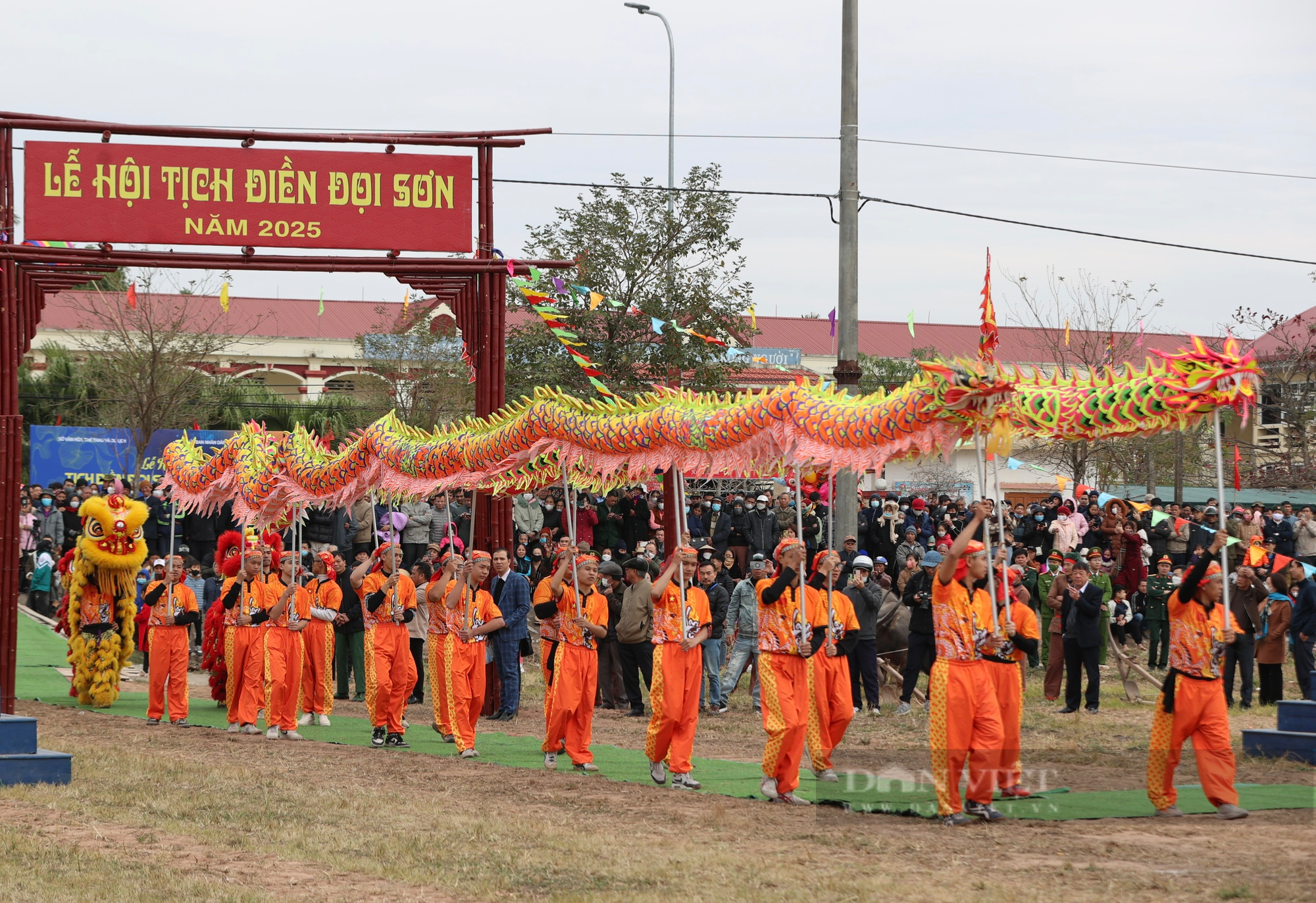 “Vua đi cày” trong lễ hội Tịch Điền đầu năm mới- Ảnh 1.