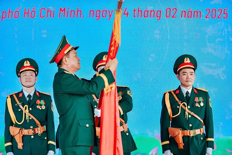 Vững vàng nơi tuyến đầu, Khoa hồi sức tích cực Bệnh viên 175 đón nhận Danh hiệu Anh hùng lần II