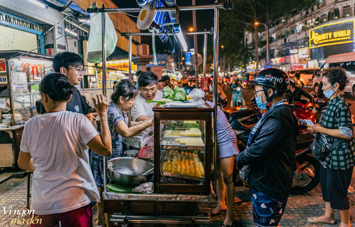 Xe bán xôi cadé tuổi đời hơn nửa thế kỷ ở khu Chợ Lớn chỉ bán tối đến gần nửa đêm,  - Ảnh 1.