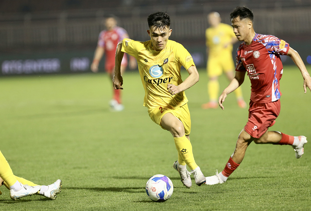 Xuất hiện trận đấu ‘độc lạ’ nhất lịch sử V-League, ngôi đầu đổi chủ?- Ảnh 1.