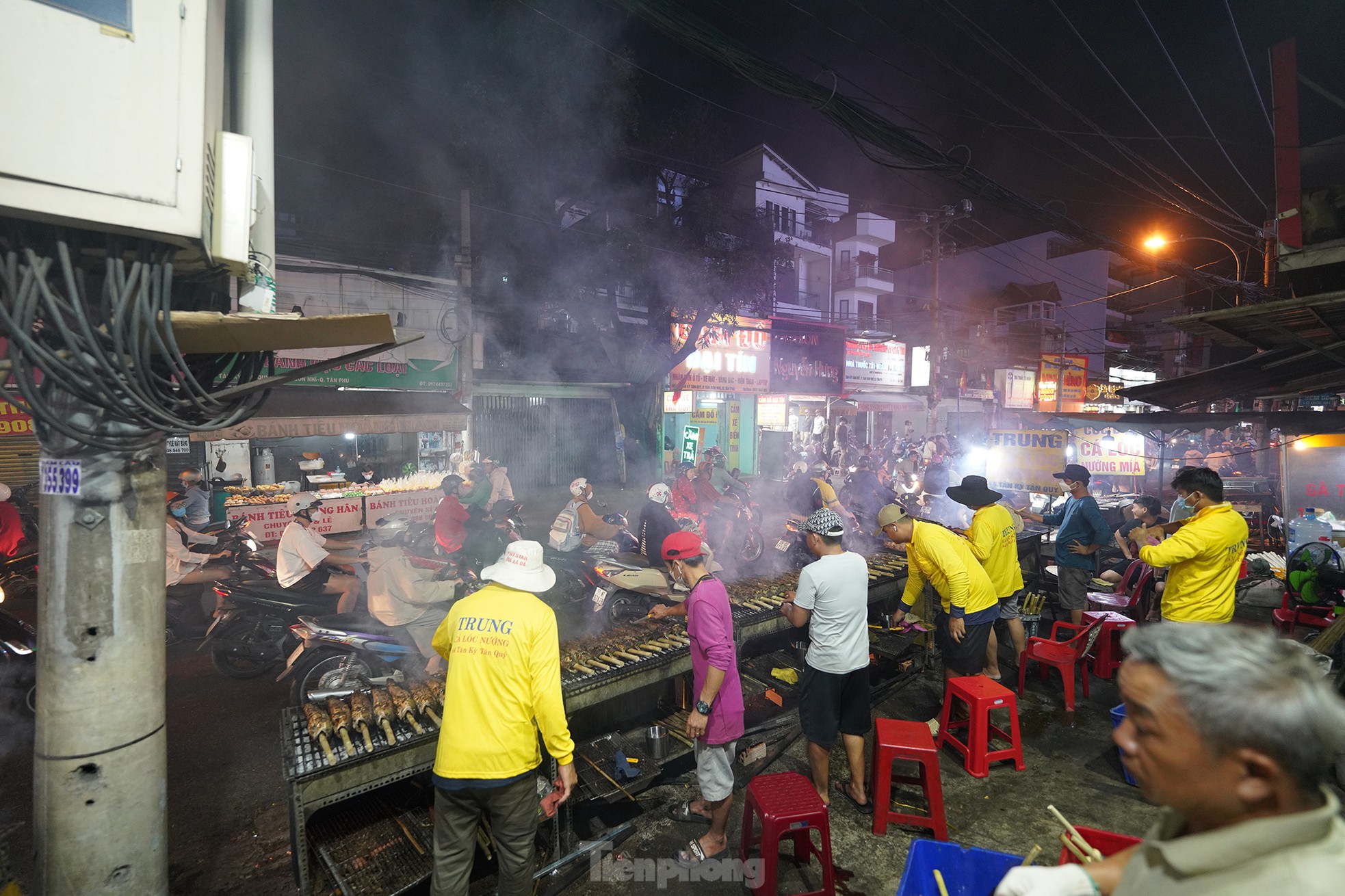 Xuyên đêm ở 'thủ phủ' cá lóc nướng ngày vía Thần tài ảnh 1