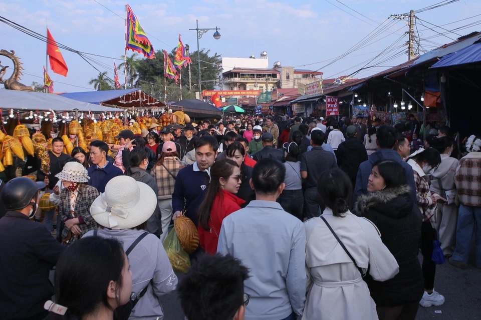 Chợ Viềng Xuân năm 2025 thu hút đông đảo người dân địa phương và các tỉnh, thành lân cận. Ảnh: Công Luật/TTXVN