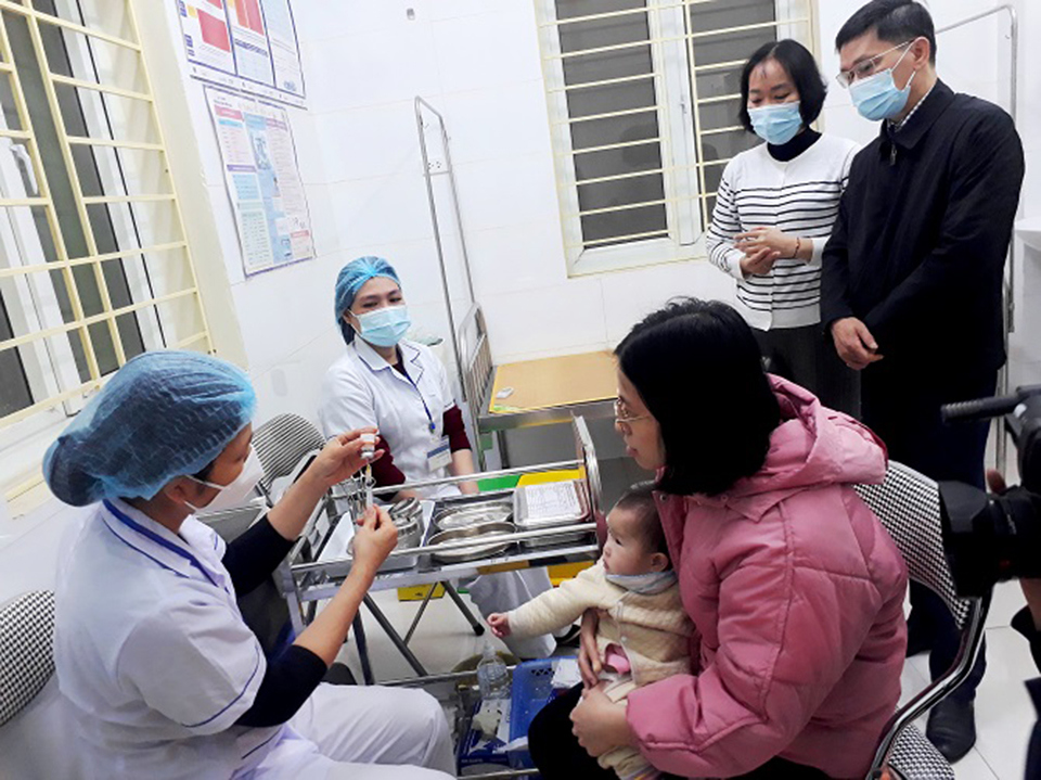 Phó Giám đốc Sở Y tế Hà Nội Vũ Cao Cương, đã trực tiếp kiểm tra, giám sát công tác tiêm vaccine phòng bệnh sởi cho trẻ từ 6 tháng đến dưới 9 tháng tuổi tại trạm y tế phường Vĩnh Tuy, quận Hai Bà Trưng.